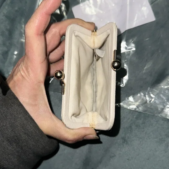 Coach white pebbled leather kisslock coin purse with bow gold hardware damaged - Picture 3 of 6